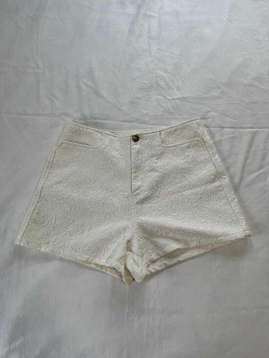 Urban Outfitters Pants - Urban Outfitter Jacquard High-Rise White Patterned Shorts | Size 6